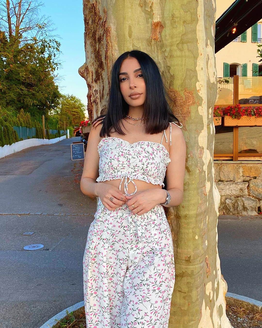 sananasのインスタグラム：「Bonsoir 💚 Swipe up pour voir ce qui a attiré mon attention 👀 ...   (PS : J’essaie de vous poster mes tenues sur 21buttons quand j’y pense alors n’hésitez pas à me suivre si vous voulez les liens/références plus facilement à chaque fois).」