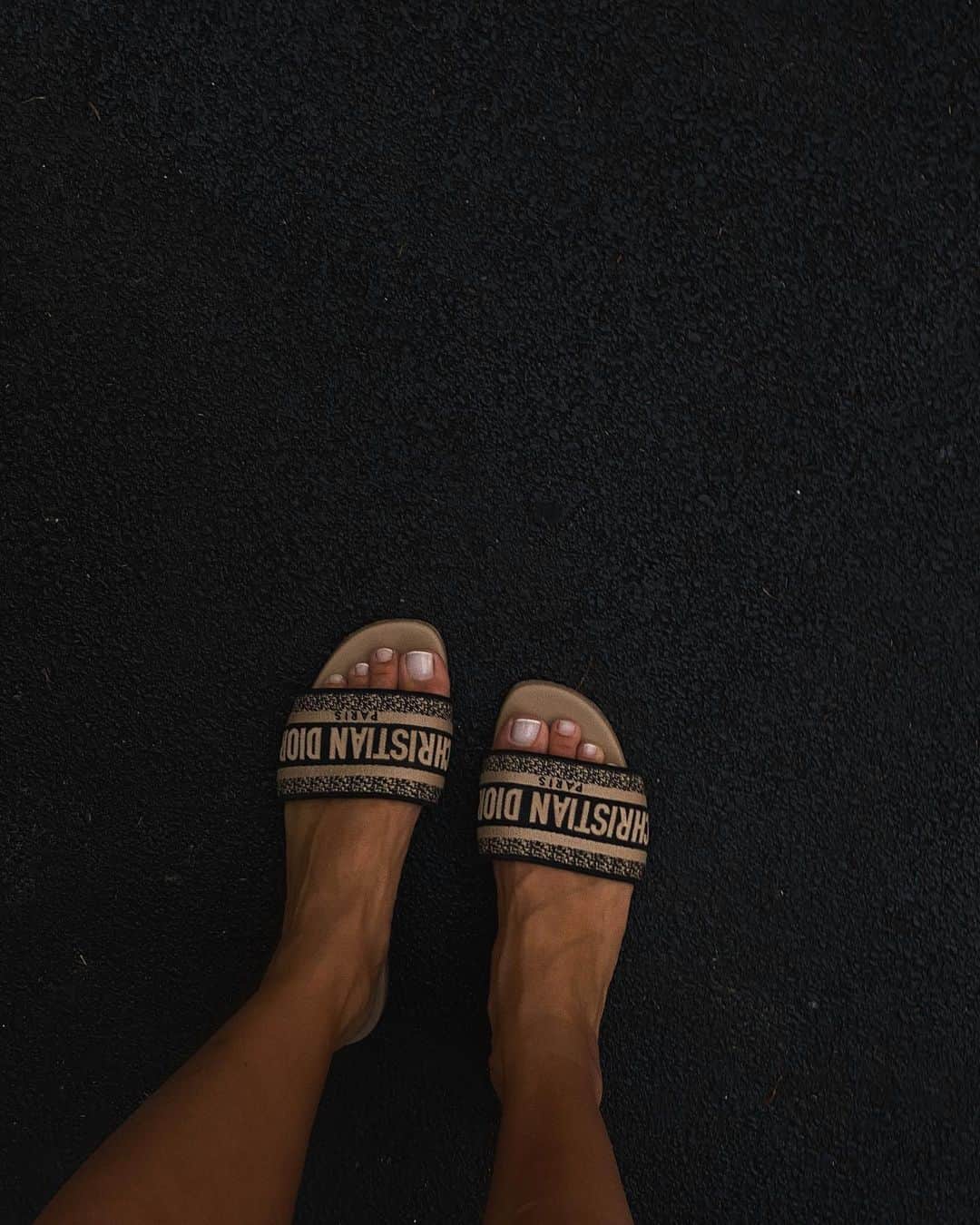Mathilde Goehlerのインスタグラム：「Reklame. New friends 🖤」