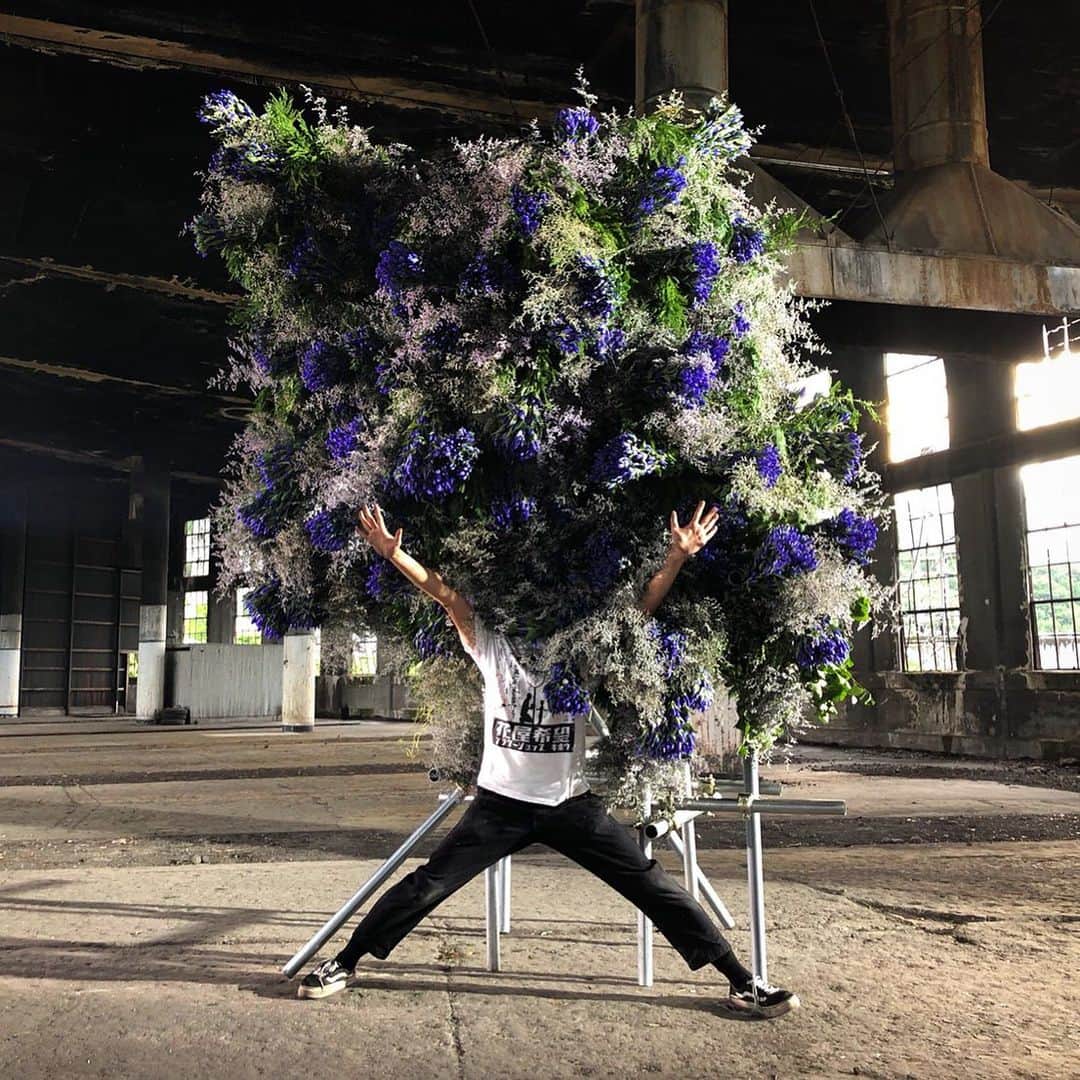 東信のインスタグラム：「Botanical Sculpture in Oita  #azumamakoto #makotoazuma #shiinokishunsuke #amkk #amkkproject #flowers #flowerart #botanicalsculpture #東信 #東信花樹研究所 #花と祈り #災難即滅 #リンドウ #ブルファン」