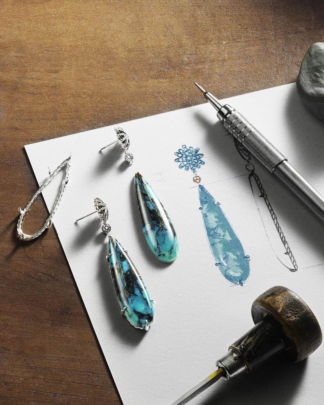 デビッドヤーマンのインスタグラム：「Arizona gemstones are national treasures. American design and craftsmanship combine to create one-of-kind Artist Series earrings—distinctly Yurman. #DYRoadTrip #DavidYurman」