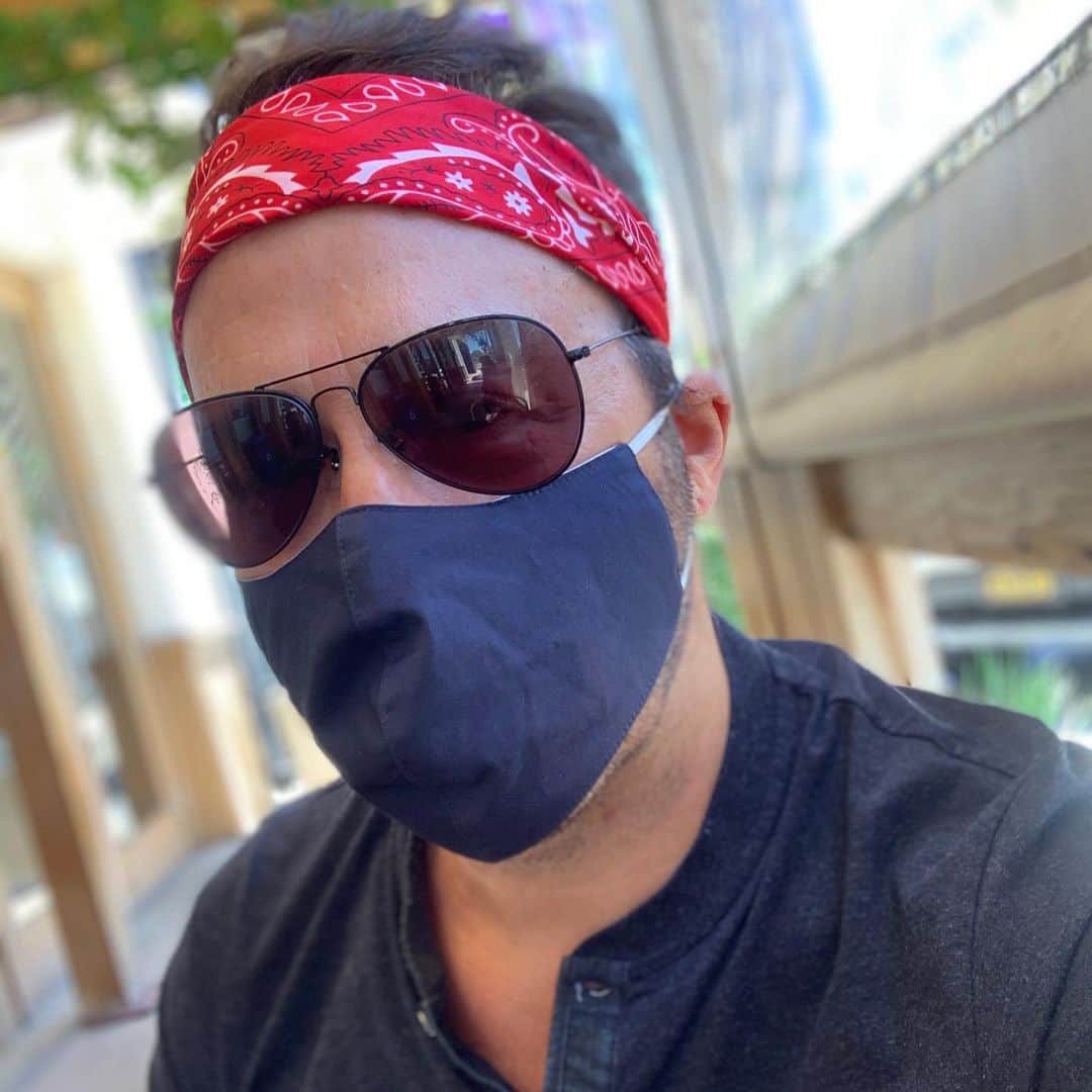ジェレミー・ピヴェンのインスタグラム：「First day out of the house ! What a gift to have a deeper appreciation for the small stuff ... don’t mind looking like an out of work sous chef on laundry Day.」