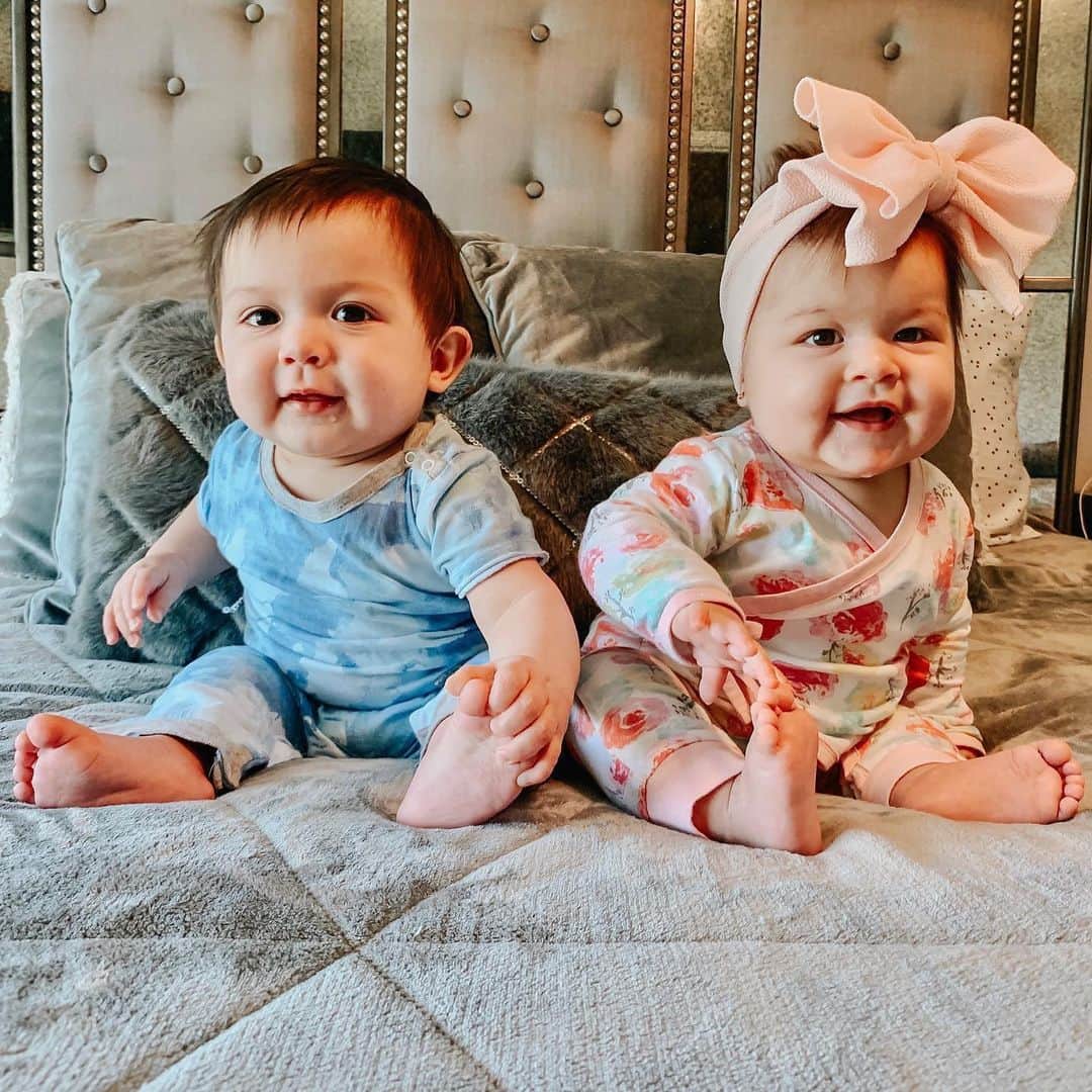 The Honest Companyさんのインスタグラム写真 - (The Honest CompanyInstagram)「These two already have their summer styles down! Check out all the adorable summer Honest Baby Clothing faves in the 🔗 in bio. 💞 📸: @twinslife_22 #HonestCompany⁣ ⁣ Fam, what are your Honest Baby Clothing faves?」7月31日 5時33分 - honest