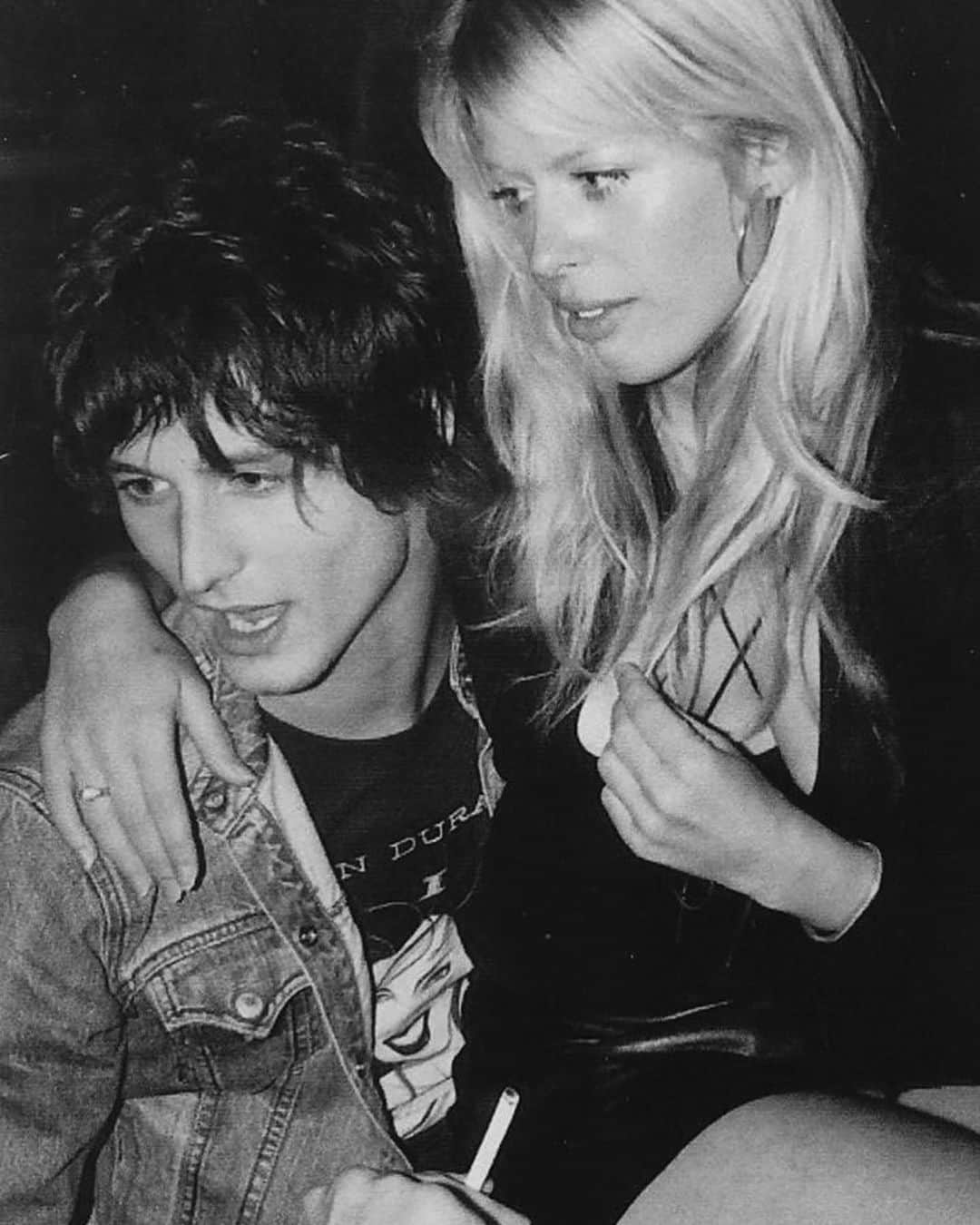 アマンダ・デ・カディネットのインスタグラム：「Who knew I would spend 18 years with this guy ? This is the first week I met Nick and I’ve been sitting on his lap ever since . #TBT」