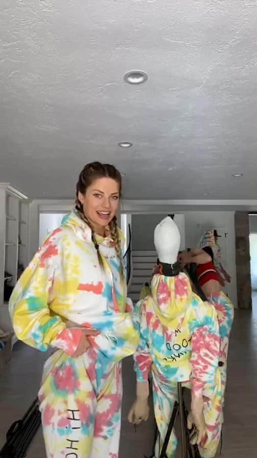 Hannah Stockingのインスタグラム：「tie dye JOGGERS」