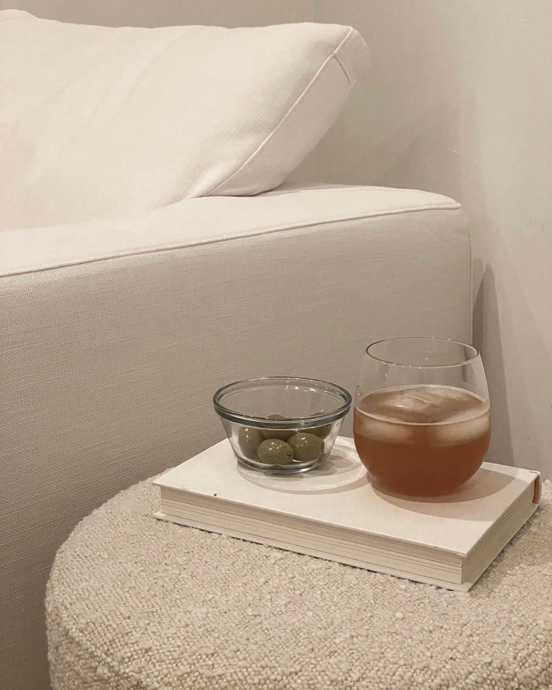 Lauren Elizabethのインスタグラム：「filler photo approved by @emmaleger & her presets 😂🙌🏻 redoing my bedroom for the first time in forever - this is my new work/chill nook. Mocktail of choice: Ginger Kombucha on ice 🖤」