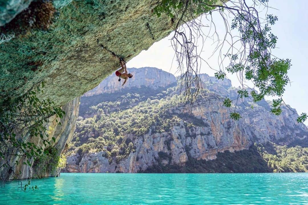 クリス・シャーマさんのインスタグラム写真 - (クリス・シャーマInstagram)「#Repost @tenayaclimbing ・・・ “Whenever I can get time to go out and do some climbing, it’s just food for the soul,” says @chris_sharma. “It always has been, but now more than ever.”  Despite the challenges of the pandemic, he managed to make a few day missions out to Mont-Rebei—a remote river gorge northwest of Barcelona, Spain—to establish a new deep-water-soloing line. “It’s such a free form of climbing. You’re out there exploring, and feel like a kid again. It’s very playful, spontaneous, and creative,” he says. Sharma named the route Trick or Tree for the unique finish moves, and suggested a grade of around 8b+ (5.14a).  “It was great to put all the pieces together and have a moment when everything clicks, especially during these challenging times. Reconnecting with that feeling of flow helped me recharge the batteries.”  Read the full story and watch the video of his ascent on the Tenaya blog (link in bio).  📸: @giancolafoto  #makeithappen #climbing #deepwatersolo」7月31日 5時43分 - chris_sharma