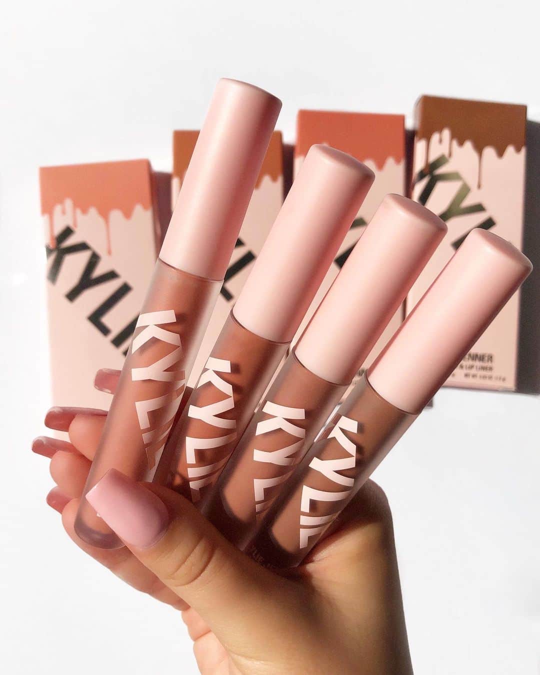 Kylie Cosmeticsさんのインスタグラム写真 - (Kylie CosmeticsInstagram)「Our new Lip Blush Lip Kits launch tomorrow!! 😍 This will become your new favorite formula, so comfortable and long lasting on the lips. The perfect sheer wash of matte color. 💕 Shop tomorrow 7/31 9am pst on KylieCosmetics.com」7月31日 5時52分 - kyliecosmetics