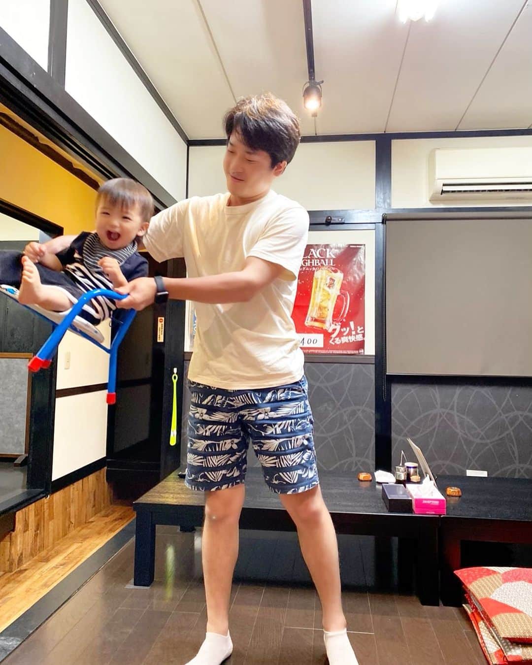 Momoeのインスタグラム：「. .  あやにぶん回されて爆笑のおれ🎗 . . #happy #家事 #育児 #family #家族 #boy #smile #男の子 #息子 #code #love #lucky #kids #子供 #thankyou #宝物 #ベビー #fashion #follow #心 #縁 #パパ #ママ #家族写真 #男の子ママ #赤ちゃん写真 #photo #子育て #1歳 #flower」