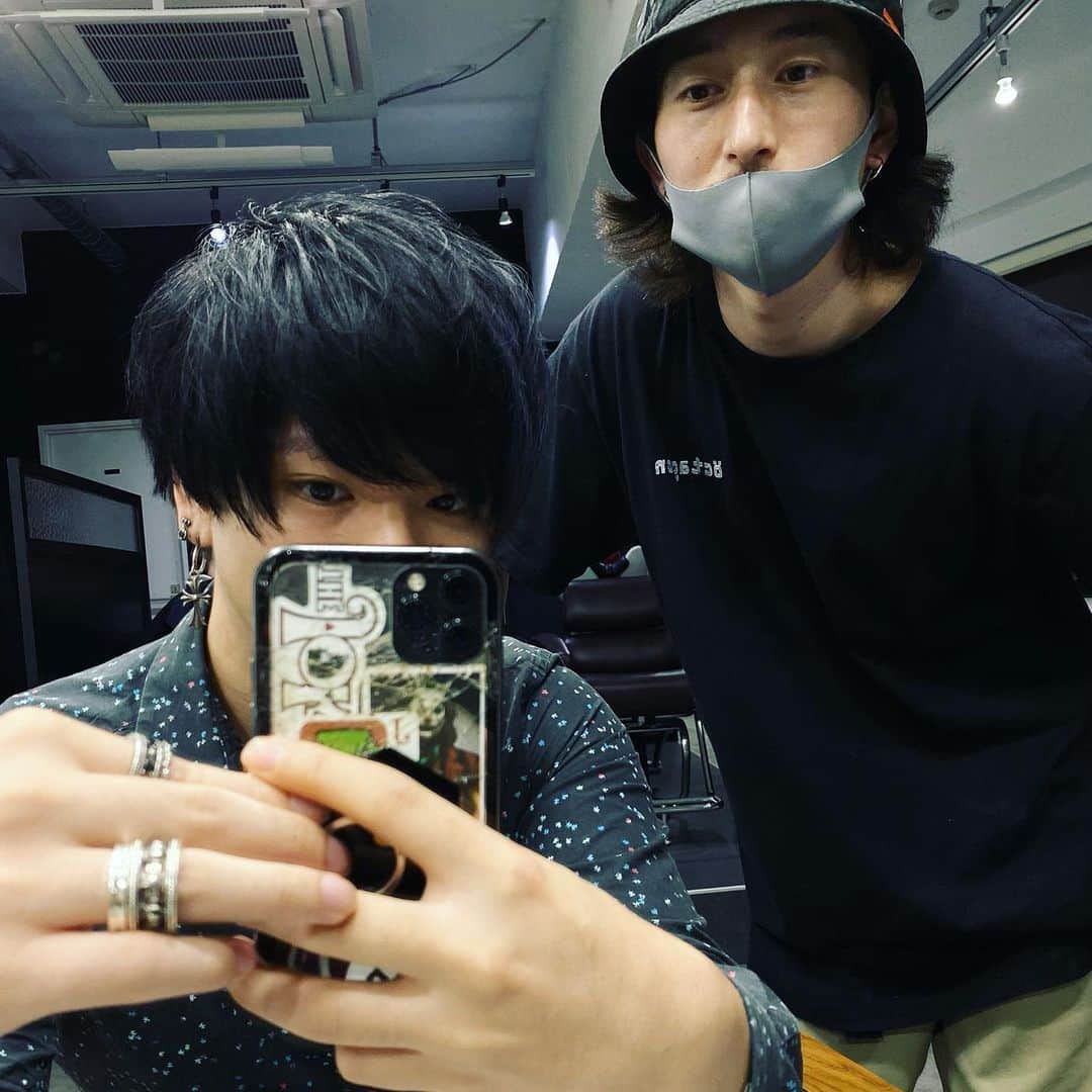 なつめゆうだいのインスタグラム：「黒色のガチクズ感。。👿 やっぱり一番黒が似合います。。！  二年半ぶりに松金さんがやってくれました💎 #いいね #pizzicatopacto #イケメン美容師」