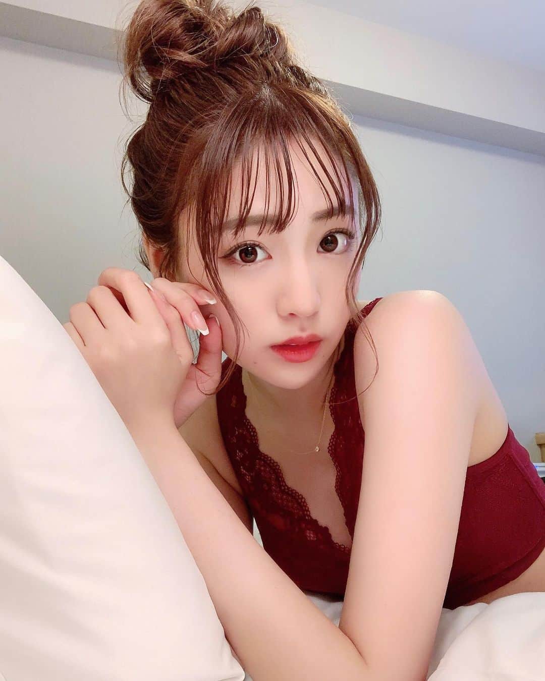 志田友美（ゆうみん）のインスタグラム：「night bra🌼 ㅤㅤㅤㅤㅤㅤㅤㅤㅤㅤㅤㅤㅤ new color❤️ボルドー🥀 デザイン可愛い！しっかりサポートしてくれるしつけ心地が神です..✨  #おうち時間 #roomwear #lulukushel #instadiary #instalike #instafashion #ルルクシェル#ナイトブラ @lulukushel」