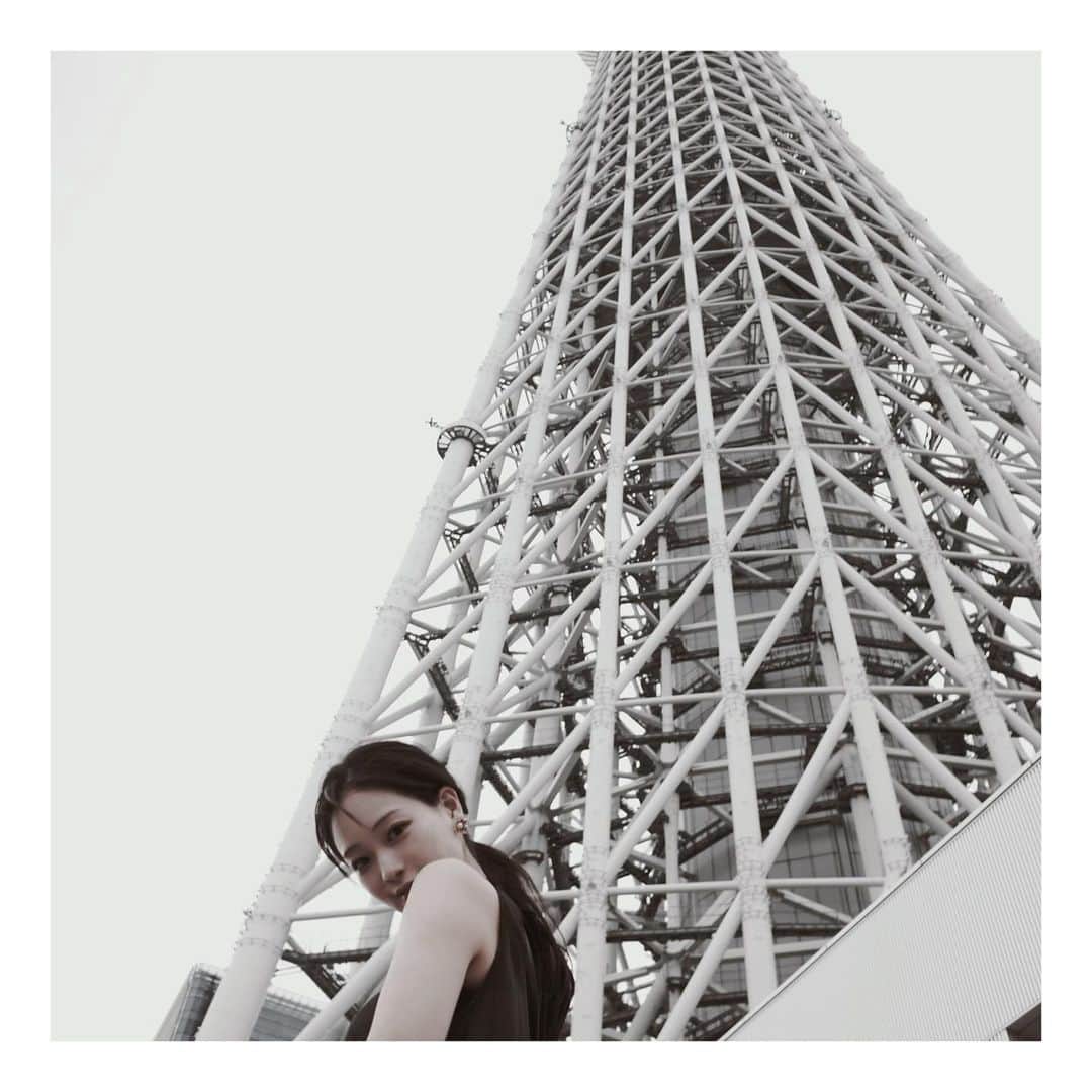 黒木晴香さんのインスタグラム写真 - (黒木晴香Instagram)「SKYTREE🤍 ————————————————————————— 先日久しぶりに行きましたー 水族館は対策がしっかりとされていました 日々気を抜かず自己管理していきましょう  #スカイツリー #skytree #skytower #tokyo #japan #monotone」7月30日 21時24分 - k.uro____