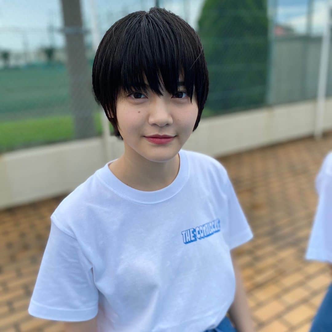 ザ・コインロッカーズのインスタグラム：「今日のオフショットはショートヘアが似合うふた葉🌱  今回の衣装はパンツでかっこいいふた葉です！  #コインロッカーズ #コイロカ #コイロカオフショット #森ふた葉」