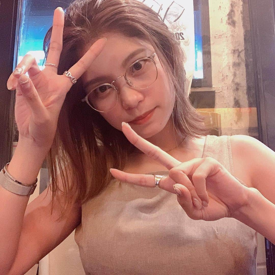 佐々木まゆのインスタグラム：「はい久しぶり〜✌️✌️✌️ #人の眼鏡」