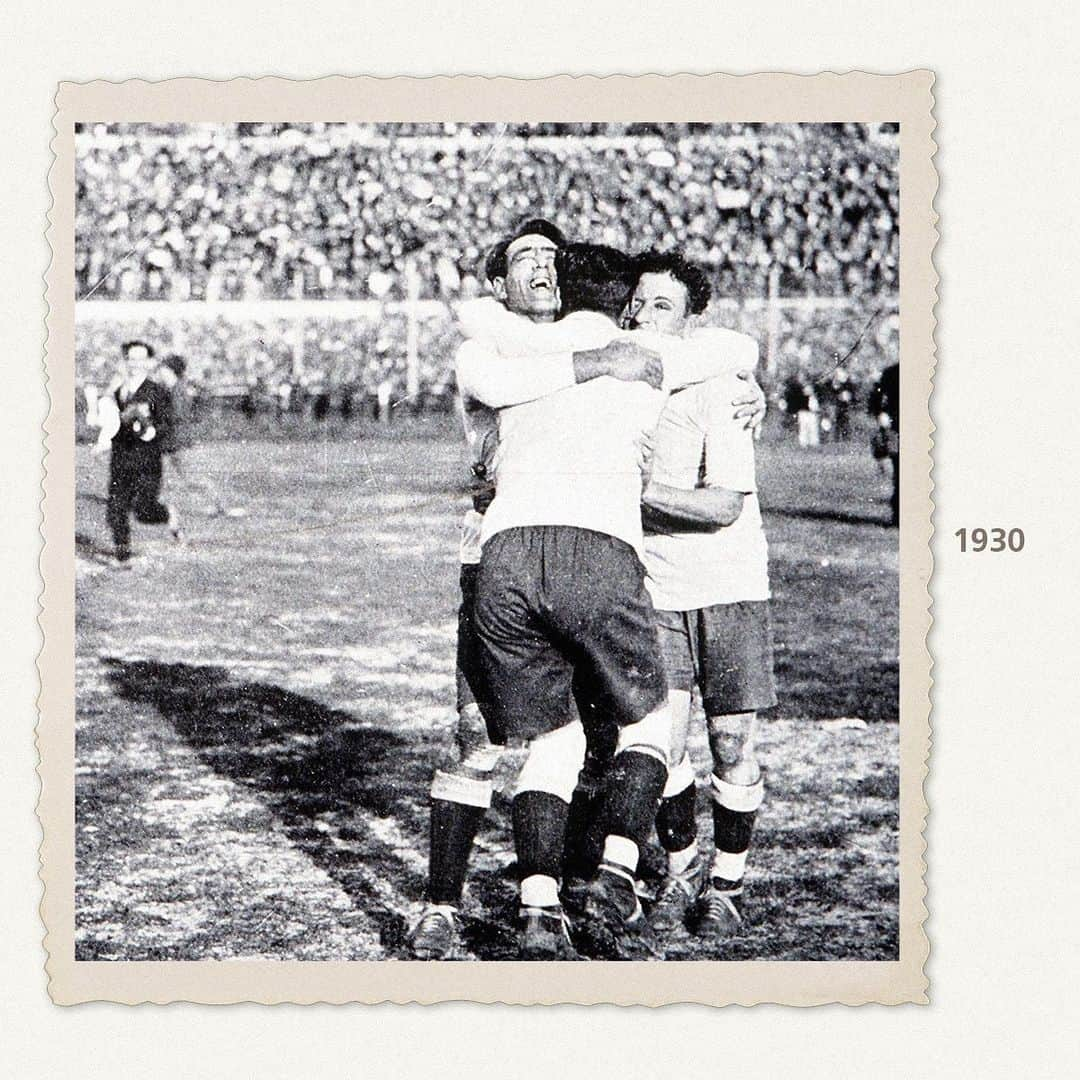 FIFAワールドカップさんのインスタグラム写真 - (FIFAワールドカップInstagram)「90 years of #WorldCup Finals!⁣ ⁣ On 30 July 1930, 🇺🇾 Uruguay beat Argentina 4-2 to become the first 🏆 FIFA World Cup winners ever!⁣ ⁣ Football has changed a lot since then – 20 more Finals have been played – but the exhilaration of being the best on the planet remains…⁣ ⁣ #ThenAndNow #Uruguay #LaCeleste #France #LesBleus #OTD」7月30日 21時17分 - fifaworldcup