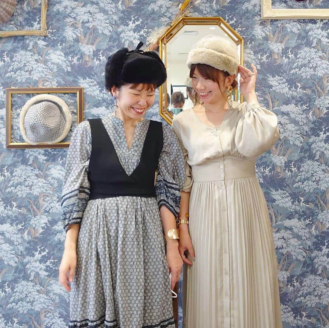 のインスタグラム：「． ★#展示会 ★． ． ． 昨日は @kaorinomori  @chapeaud_o  @override_official   の#秋冬 展示会 に 行ってきたよ！． ． 帽子大好き💕． ． 三枚目の写真の帽子をオーダーしたよ‼︎ ． ． 形もキレイで紐つきがポイント✨✨ 届くの楽しみだー❤️． ． ． #バケットハット も引き続き 流行りでオシャレなデザインが たくさんあったよ‼︎． ． ．  ✔︎ワンピ‥． @uniqlo  @uniqlo_ginza  ． ✔︎ベスト‥． @gu_global  ． ．  #帽子#帽子コーデ  #帽子好き #秋冬コーデ  #秋冬ファッション  #秋冬#2020fw #2020fashion  #2020#展示 #ファッション #ユニクロ#ユニクロコーデ  #ユニクロ購入品  #ユニクロスカート族  #UNIQLO#uniqloコーデ  #カオリノモリ #chapeaudo  #override#ハット #gu#guコーデ #ジーユー #ジーユーコーデ」