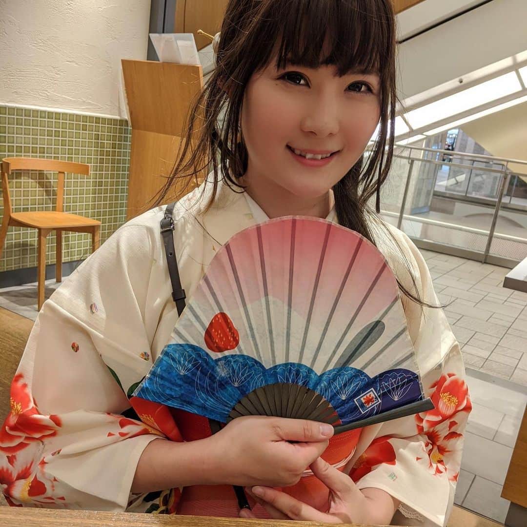 悠木イヴのインスタグラム：「夏着物♡♡ 椿と京飴のデザインがツボで、一生大切にしようと思う♡♡🥰🙏」