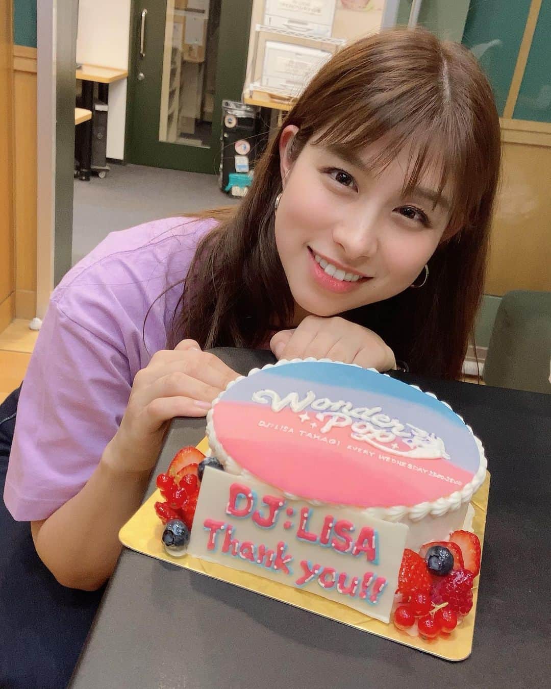 高樹リサさんのインスタグラム写真 - (高樹リサInstagram)「番組チームにプレゼントしてもらったケーキ！ 可愛すぎる🥺❣️ 深夜3時から食べるケーキ、、🍰幸せすぎ😂 . 引き続きユニコーンとカワウソ好きは変わらずやって行きます🦄✨笑っ」7月30日 21時21分 - lisalisa_takagi