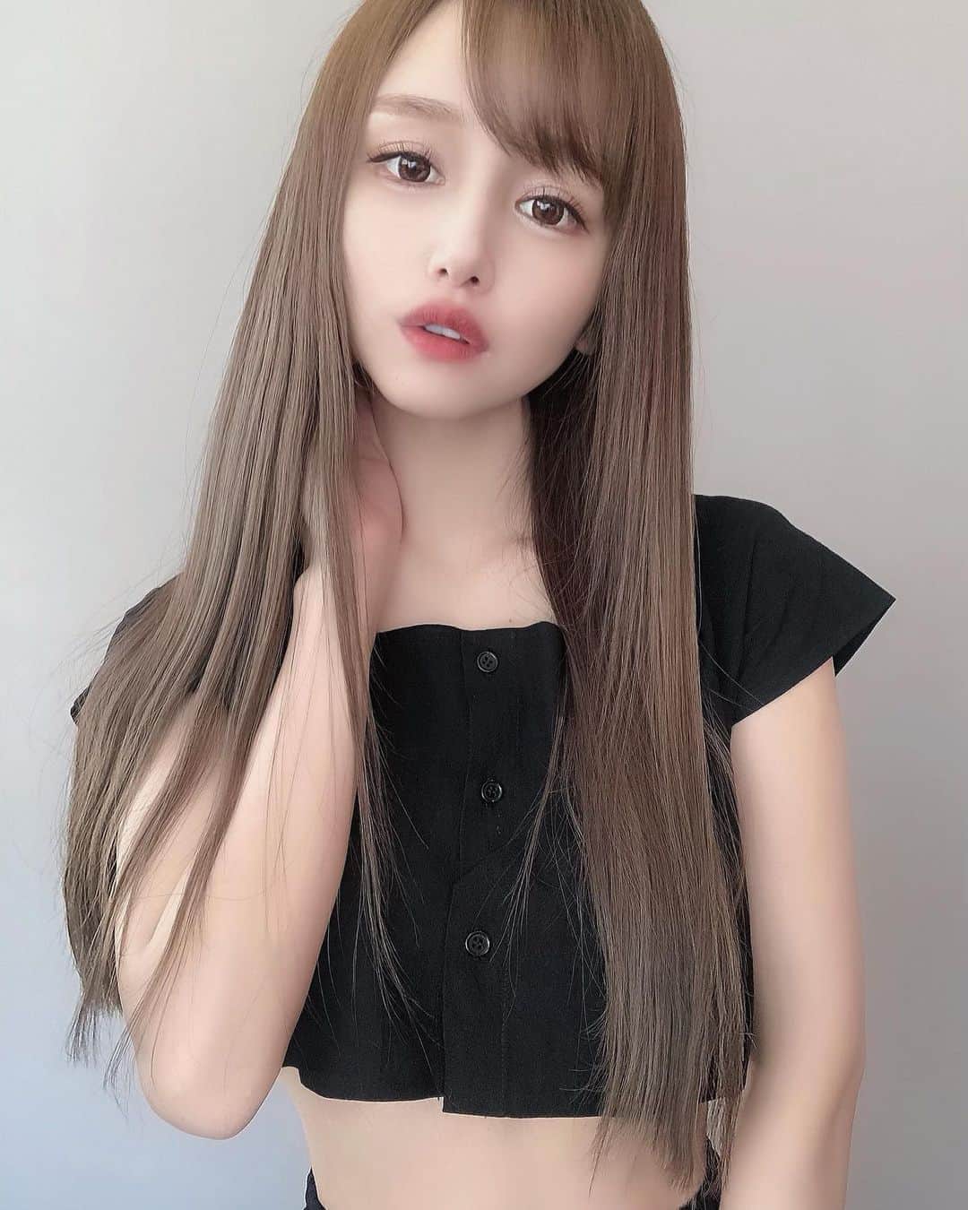 yuu__aaaのインスタグラム：「. . セットアップでお腹でた🧸💓 . . #setup #セットアップ #ブラックコーデ #ootd #ootdfashion #メイク#カラコン#リップ#アイブロウ#涙袋」