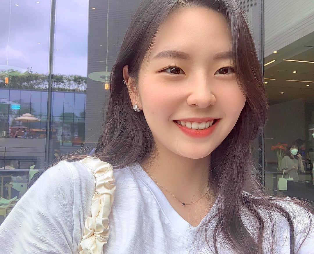 キム・ナヒョンのインスタグラム：「귀걸이가 너무 예쁜데 잘 안 보여서 슬퍼ㅠㅠ😭🧚🏻✨」
