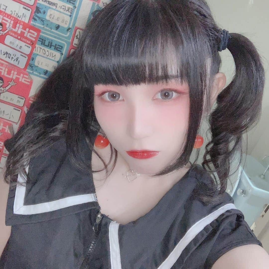 のインスタグラム：「👹地雷メイク風水👹  地雷メイク魅力的なんです。 基本赤とピンクを使った色。  この色を使うのは、 愛情を意味するの。  もちろん、恋愛運UPメイクは ピンクパールを使う、 赤リップを目立つように使うとか あるけど  地雷メイクは、愛情がたくさんほしいという気持ちのあらわれメイクです。  女性的で可愛い。」