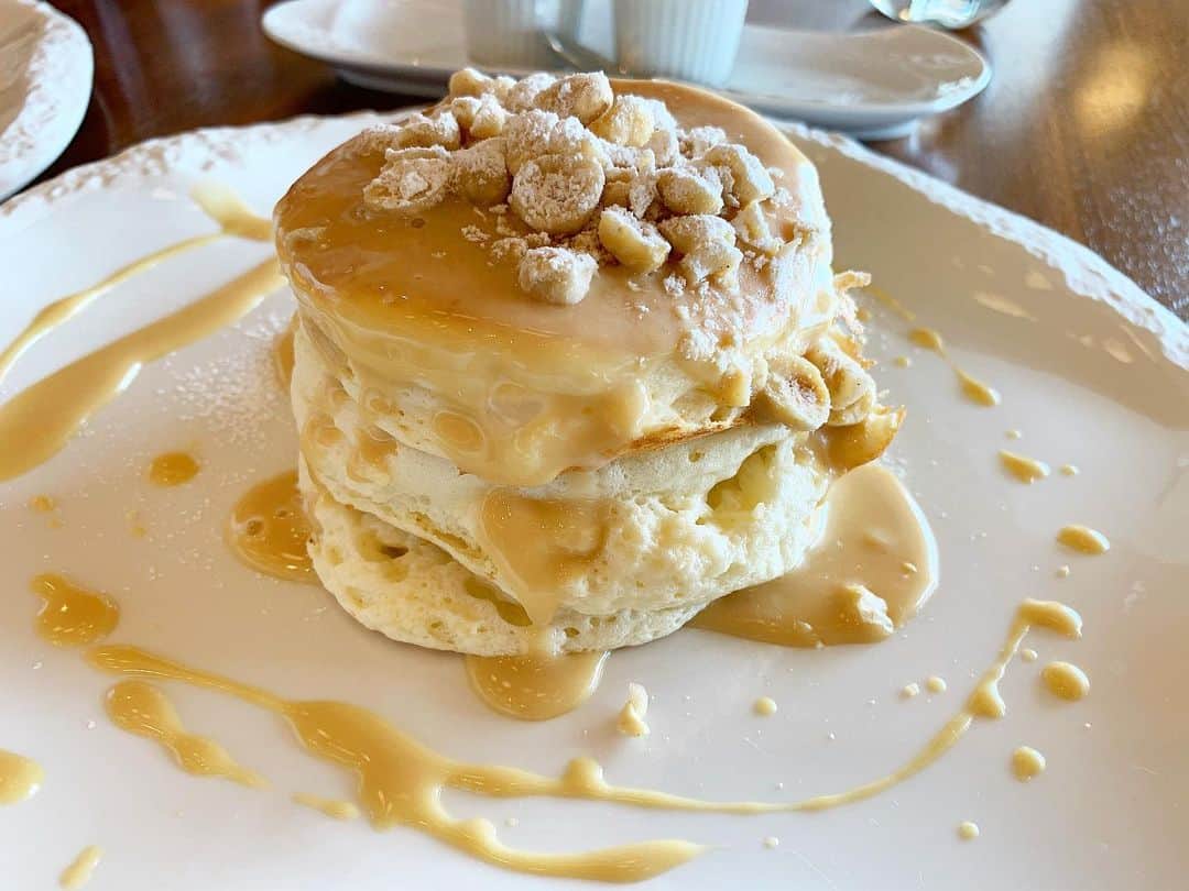 ぐんじりなのインスタグラム：「. . パンケーキもエッグベネディクトも ふわふわで美味しかった☁️ パンケーキブーム再熱しそう🥰 . #halekulani  #ハレクラニ沖縄 #パンケーキ　#沖縄旅行」