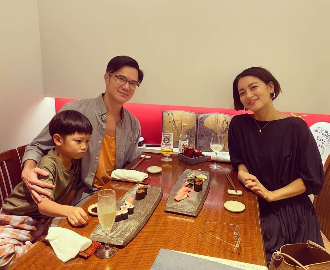 桃生亜希子のインスタグラム：「今日は、旦那さんの誕生日。 家族で大好きなお寿司を🍣堪能しました。 ケーキよりチョコミントアイスが好きな旦那さんの為にアイスクリームでお祝い🥂😂 　いい１日。 　みんな元気でいられる今に感謝だな🙏🌈🌞 お誕生日おめでとう🎁🎉🎊🤍 いつも、ありがとう！ @mikexlau #ぱぱmと息子k」