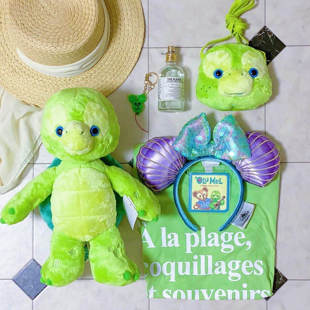 中島奈津希さんのインスタグラム写真 - (中島奈津希Instagram)「🐢💭💚💚💚﻿ ﻿ 【#ディズニーアプリ 購入時の注意📱🐭】﻿ ﻿ ﻿ ﻿ ﻿ 昨日は突然のインスタライブなのに﻿ 見てくださった方、コメントくださった方﻿ 本当に本当にありがとうございました🥺💚﻿ ﻿ インスタの不具合で、﻿ 画面が横にドゥーンと伸びてしまってたけど﻿ みんなの優しさで、﻿ 無事全部紹介する事が出来ました🥺💚笑﻿ ﻿ ﻿ ﻿ ﻿ ﻿ 写真はインスタライブで紹介した﻿ #ディズニーアプリ での購入品🎁♡﻿ 一番の楽しみにしていた、﻿ #ダッフィーフレンズ の＂#オルメルグッズ 🐢💚"﻿ ﻿ ﻿ ﻿ 甲羅部分が可愛いのに﻿ 写真撮り忘れてしまった、、、😀笑﻿ ﻿ 最近特にグリーンが好きだから﻿ グリーンカラーで早く#オルメルバウンド したいなぁ🙄💭💚💚💚﻿ ﻿ ﻿ ﻿ ﻿ ﻿ 最近よく質問いただく﻿ 【ディズニーアプリ購入時のポイント、注意点】について🐭💭🛍﻿ ﻿ ﻿ ﻿ ☑︎アプリ購入してから発送までに2週間以上掛かる場合がある🎁﻿ ⇨初日にランドでアプリ購入したときは﻿ 　6日後ぐらいに到着したのですが、﻿ 　今回は2週間ぐらい経ってからの発送でした！﻿ 　購入時に発送予定が表示されてると思うのだけど、﻿ 　私は見落として、後日メールで確認して﻿ 　それであれば荷物は増えるけど当日買っておけばよかったアイテムもあったので﻿ 　なるべ早く手元に欲しいものは﻿ 　当日中に買っておくのがオススメです！﻿ ﻿ ﻿ ☑︎アプリ購入対象アイテムには﻿ 　＂ランド入園者限定、シー入園者限定＂﻿ 　アイテムがある🐢﻿ ⇨私が行った時のオルメルくんグッズは、﻿ 　#ディズニーシー 入場者のみが﻿ 　ディズニーアプリで購入し、﻿ 　後日発送対象のアイテムでした🐢﻿ 　今後は変更あるかもしれないけど、﻿ 　当日身につけたい！とか﻿ 　ランドでも買いたい！と思ってる方は﻿ 　もしかしたら買えるようになってるかもしれないので﻿ 　事前に調べてから行くと良いと思います☺️💚💚﻿ ﻿ ﻿ ﻿ 31日にも新商品が発売されるみたいだから﻿ インしなくても買えるようになったら﻿ 尚更嬉しいなぁ🤭❤️❤️❤️﻿ ﻿ 昨日インスタライブやってたら﻿ 購入コスメやスキンケアについても紹介して欲しい！とリクエスト頂いたので﻿ またまとめてアップします💌﻿ ﻿ ☁️☁️☁️☁️☁️☁️☁️☁️☁️☁️☁️☁️☁️☁️☁️☁️﻿ #disneysisters_jp ←#中島姉妹 ディズニーまとめ﻿ #東京ディズニーシー　﻿ #duffyandfriends ﻿ #ディズニー再開」7月30日 21時30分 - nakajima_natsuki