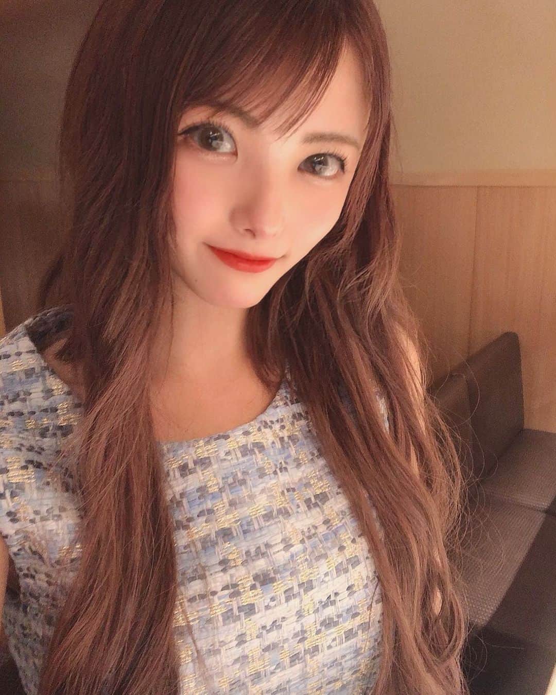 岡田栞奈のインスタグラム：「早く梅雨あけないかな☂️ 太陽思いっきり浴びたい☀️ #梅雨 #一瞬で巻き髪とれる #梅雨明け #真夏よこい」