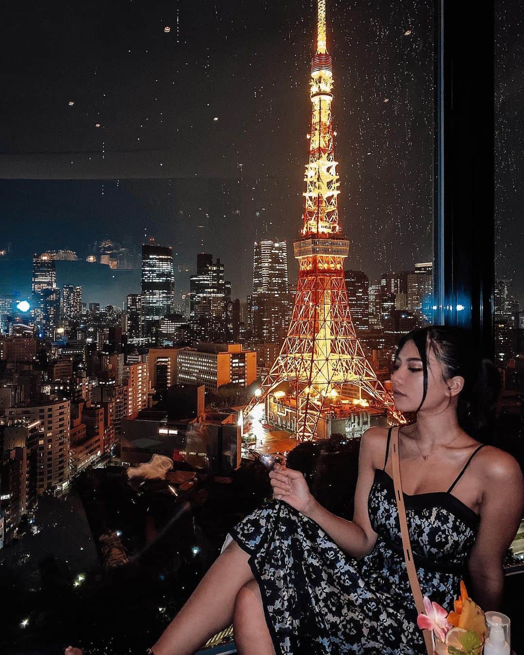 VIENNAさんのインスタグラム写真 - (VIENNAInstagram)「雨降ってて窓からの空がめっちゃ綺麗に見えた笑  TOKYO🗼 Its been 5 years living in Japan!! Thank you everyone for supporting me and gave me a better life」7月30日 21時40分 - viennadoll_official