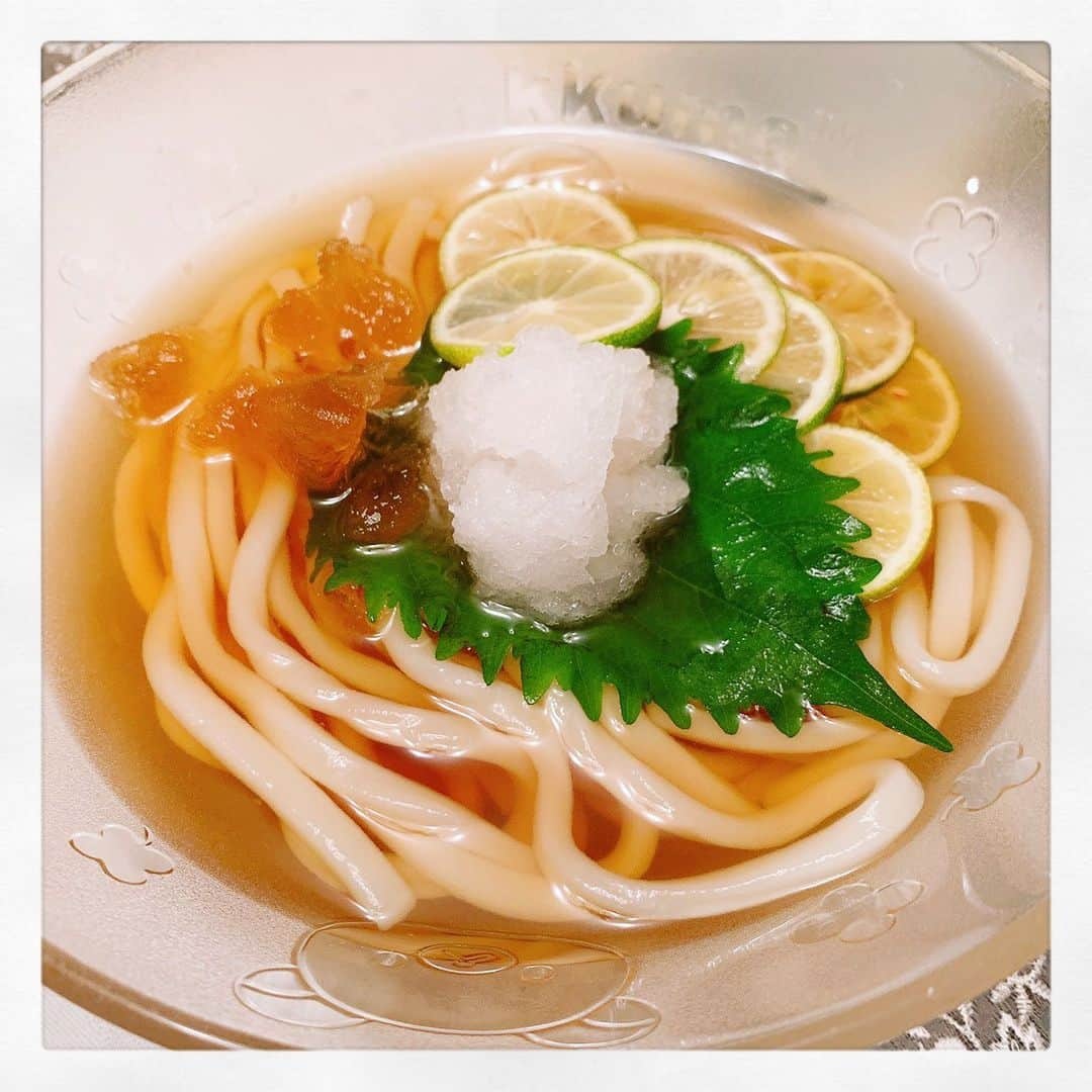 譜久村聖さんのインスタグラム写真 - (譜久村聖Instagram)「夏に食べたいものといえば…？  #スイカ #パイナップル とかフルーツ類  麺類もいいよね♡ #素麺 #冷麺 とか最近無性にうどんが食べたくなります>_<❤️  料理には #しそ #すだち を入れたくなります♛ #大根おろし もさっぱりして美味しいです🥰 #薬味 に生姜も好きです  #morningmusume20 #モーニング娘20 #譜久村聖 #すだちうどん #うどん #つゆの氷」7月30日 21時41分 - mizuki_fukumura.official