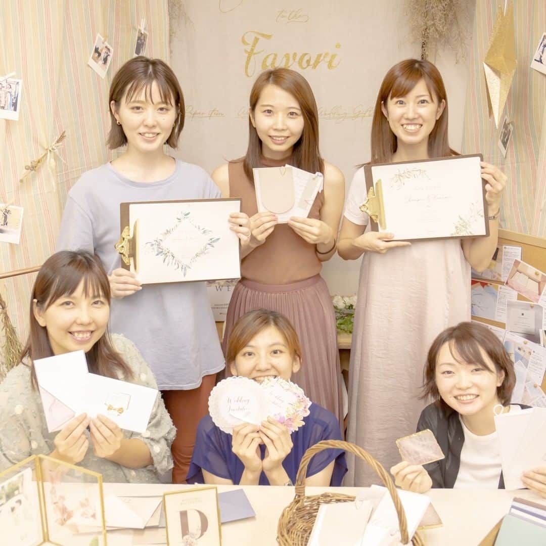 のインスタグラム：「. 🗣\Favori for 新郎新婦様/💕 . まだまだ先の読めない状況に悩まれて いる新郎新婦様をこれからも応援して いきたい！ おふたりの大切なゲストの皆さまにも 安心して結婚式に参列していただき もっと幸せを繋いでいきたい...✨ というわたしたちの想いから "大切なゲストと最幸の時間を"  #withファヴォリ と掲げFavoriは8月も引き続き 新郎新婦様を応援いたします🙌🏻💓 ＊ ＝＝＝＝＝＝＝＝＝＝＝＝＝＝＝＝＝＝＝＝＝＝ サポート① 超超お得な全力サポート💪🏻✨ 8月1日〜8月31日の期間限定で 💌招待状全品一律190円(+税)  にてご提供🙌🏻 ・ 【全て印刷込み・宛名印刷も無料】 品質・ご納品内容は変わらず、 印刷込みのセットでお届け🚚 価格で迷うことなく、 全てのデザインからどうぞおふたりの お好きな商品をお選びくださいませ☺️🌼 ＝＝＝＝＝＝＝＝＝＝＝＝＝＝＝＝＝＝＝＝＝＝ サポート② 招待状の10部注文を特別対応受付中✨ （10部の場合版代が別途¥1,500発生いたします。） ・ 少人数婚をご検討中の方へ向けて、 招待状の10部注文を特別対応受付中！！ ご希望の方は 新型コロナウイルス相談窓口まで お問い合わせくださいませ🙇🏻‍♂️📞 ＝＝＝＝＝＝＝＝＝＝＝＝＝＝＝＝＝＝＝＝＝＝ サポート③ 招待状の再注文50%オフ🙌🏻💐 ・ Favoriでご購入後、ご結婚式延期により 改めてご購入されるお客様は 定価の半額でご提供します🙇🏻‍♂️💝 ※コロナウィルスの影響により ご結婚式が延期になり Favoriで再度ご注文される場合 無期限での対応可能です。 （一年後の延期でもご利用いただけます。） ＝＝＝＝＝＝＝＝＝＝＝＝＝＝＝＝＝＝＝＝＝＝ サポート④ Favoriオリジナルメッセージカード💌 招待状ご注文のお客様全員へ 無料プレゼント😘 ・ 大切なゲスト様へおふたりを 見守ってくださることへの感謝を 自分の言葉・直筆でメッセージで 伝えたい🖌️💓 という新郎新婦さまのアイディアを 形にしました😌💍 ぜひお好きな場面で ご利用くださいませ🙈🌟 ＝＝＝＝＝＝＝＝＝＝＝＝＝＝＝＝＝＝＝＝＝＝ サポート⑤ サンプル6種類無料配布します🌈 ・ お好きなペーパーアイテムのサンプルを 無料で６種類までお選びいただけます🌟 延期により挙式の時期が 変わってしまったから デザインを変えてみたい･･･ そんなお悩みをお持ちの新郎新婦さま❣️ 2度目のサンプル請求も大歓迎😘 お好きな商品をお選びくださいませ✨ ＝＝＝＝＝＝＝＝＝＝＝＝＝＝＝＝＝＝＝＝＝＝ サポート⑥ 席次表のご購入でマスクケースを 必要枚数をプレゼント💝 ・ お式当日にマスクの着用が必要と なった結婚式ですが外す機会も多いはず... Favoriは皆さまにもっと安心して 結婚式を行なっていただくために 一時保管のできる "抗菌の紙製のマスクケース"を 特別にご用意いたしました💪🏻💓 ・ ※必要枚数上限は【席次表注文数+20枚まで】 ※席次表の発送とは別便でポスト投函型 　宅配便でのお届けとなります  🌟マスクケースご希望のお客様は必ず詳細 　をブログよりご確認の上ご注文ください🌟 ▶︎▷https://www.favori-cloud.com/blog/20200801_with-favori/ ＝＝＝＝＝＝＝＝＝＝＝＝＝＝＝＝＝＝＝＝＝＝ サポート⑦ お詫び状を150円(+税)で作成を承ります✉️ ・ ゲストへ改めて延期のお知らせを お詫び状として送付する方が 多くいらっしゃるため、 150円(+税)の特別価格でご提供します🙇🏻‍♂️！ ＝＝＝＝＝＝＝＝＝＝＝＝＝＝＝＝＝＝＝＝＝＝ ※内容は予告なく変更になる場合が ございます。予めご了承ください。 ＊ ＊ Favoriはお式を控えた新郎新婦様とともに これからも一緒に前に進んでいきたいと 心から願っております。 Favoriを最大限！お得に・便利に ご利用ください😌💞 ＊ 💎Favoriサポート窓口はこちら💎 【E-mail】info@favori-cloud.com 【TEL】03-6274-8695  【営業時間】 11:00〜18:00（土日祝を除く） ＊ サポート内容の詳細は下記より ご確認いただけます🙇🏻‍♂️✨ ▶︎▷https://www.favori-cloud.com/blog/20200801_with-favori/ ＊ #favori_wedding #結婚式キャンペーン #ブライダルキャンペーン #ブライダルペーパーアイテム #結婚式ペーパーアイテム #withファヴォリ #2020秋婚 #2020冬婚 #2021春婚 #2021夏婚 #2021秋婚 #2021冬婚 #プレ花嫁 #結婚式延期 #結婚式決行 #結婚式サポート #お詫び状 #マスクケース」