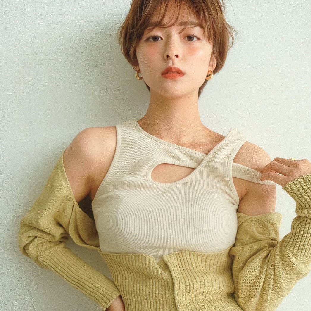 かおりのインスタグラム：「・ ・  最近、寝ても寝ても眠たい😴 成長期、、？笑  #ノースリーブ　#アースカラー」