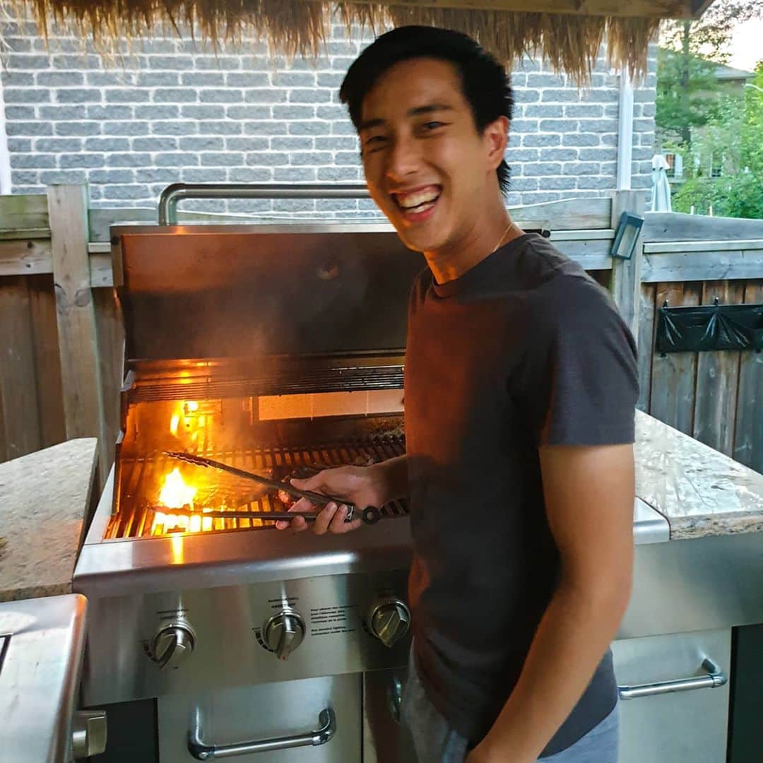 のインスタグラム：「I swear, I didn't burn the steaks 🥩🔥」