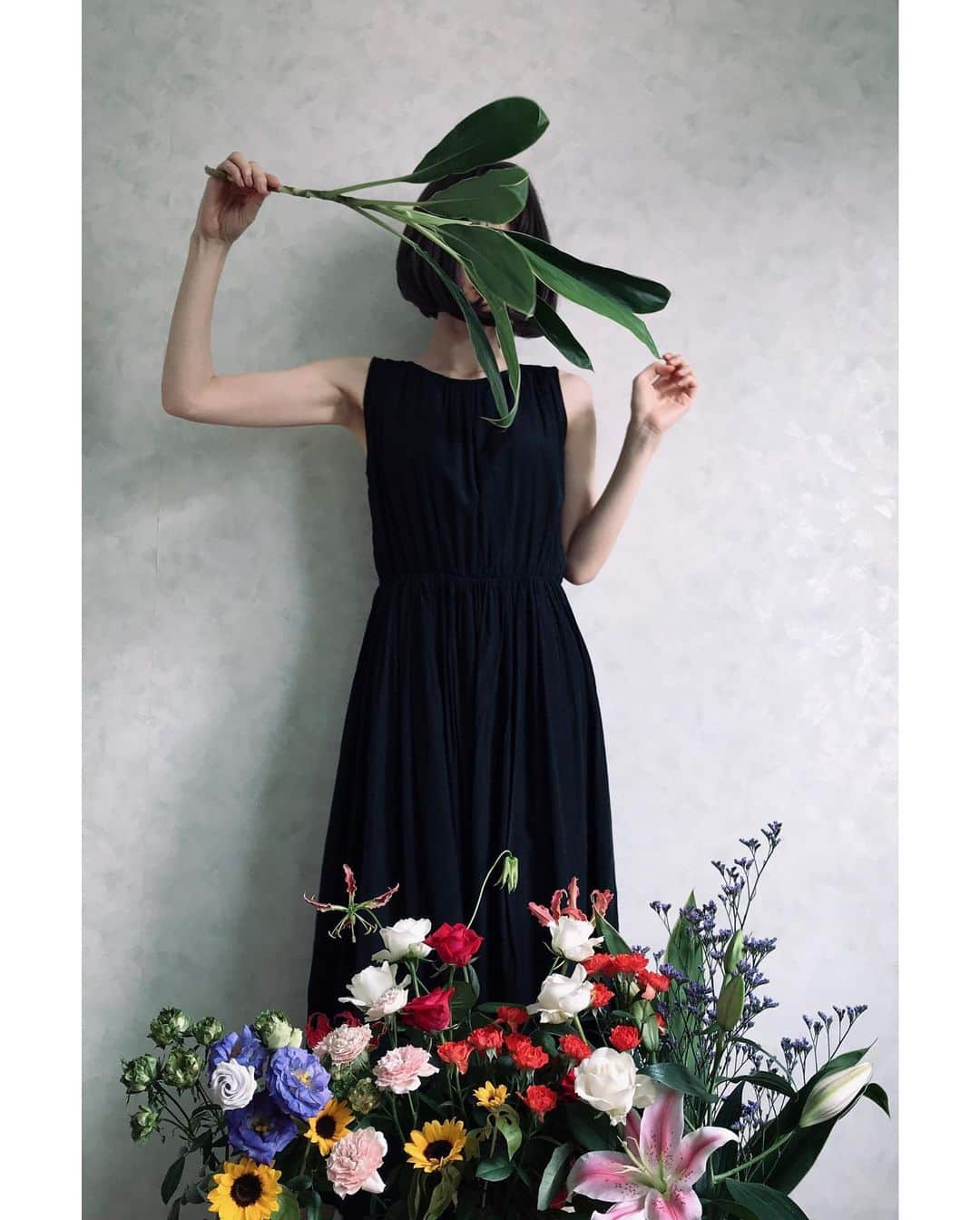 micalie3のインスタグラム：「. 花と鞭 . . #facelessportrait」