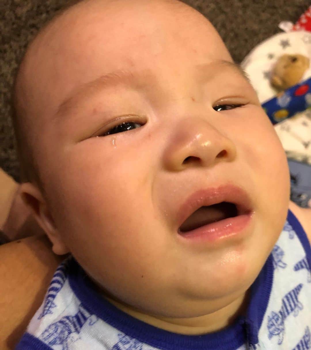 川島章良のインスタグラム：「. . . あれ？  きっぺい君基本的に二重まぶたなんですが、  奇跡的なかなりパッチリ二重に  うん？髪の毛が奇跡的にアイプチみたいになってる  よりくっきりの二重になりました。  #きっぺいくん  #アイプチ #二重 #奇跡 #赤ちゃん #親バカ部」