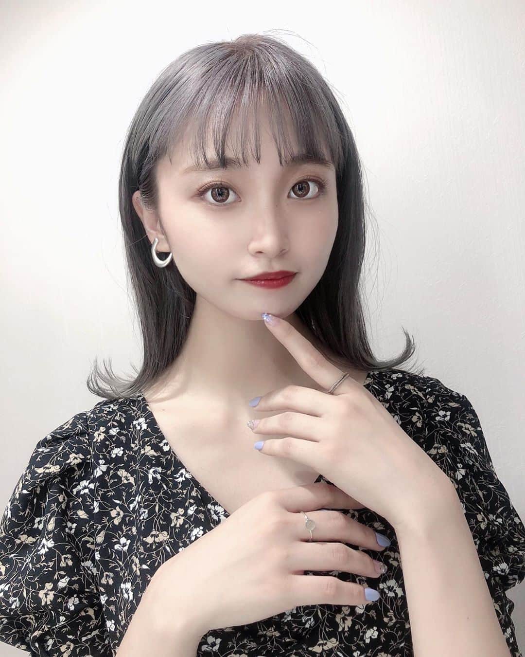 内海里来のインスタグラム：「"1日美容デー🦢❤︎”﻿ ﻿ 今日は念願の柴田さんにお会いでき﻿ かわいい髪色に…❤︎﻿ また3日後にもお会いできるのが楽しみ💭﻿ ﻿ 爪はMon Chat Blancさんで変えていただきました🧚🏻‍♂️﻿ ﻿ ﻿ #kyotohairsalon  #京都河原町 #ヘアカラー」