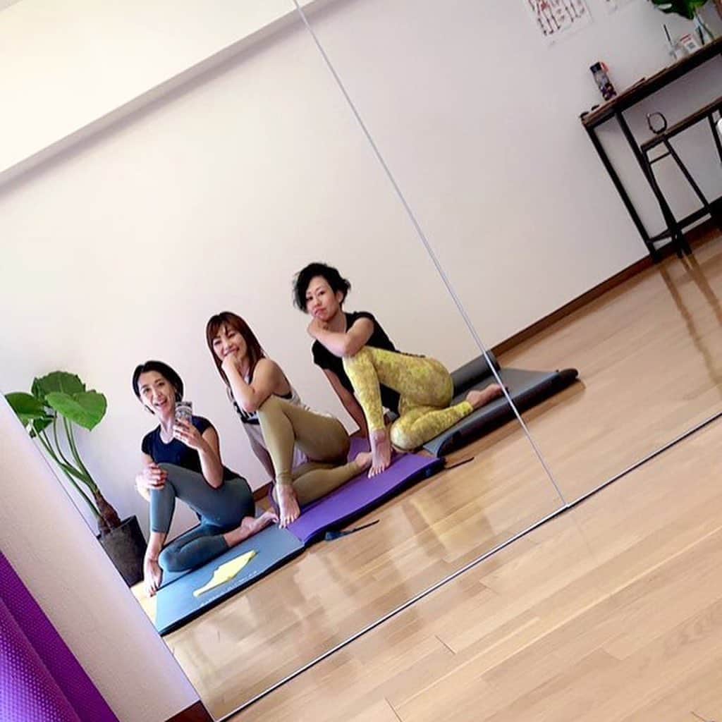 のインスタグラム：「🧘🏻‍♀️🧘🏻🧘🏽‍♂️ 勉強会✨ 好きなことを共有して、 みんな夢は違っても モチベーションを高めあって、 相談できて笑える大好きな2人❤️ ありがとう😊  #ピラティス勉強会 #ピラティスインストラクター  #美姿勢マスター　だったっけ？　@studio_caja  #きれいは足元から　だったっけ？ @letsgo_freedom_2020   #全部好き❤️  #日本人初ラグリーインストラクター」