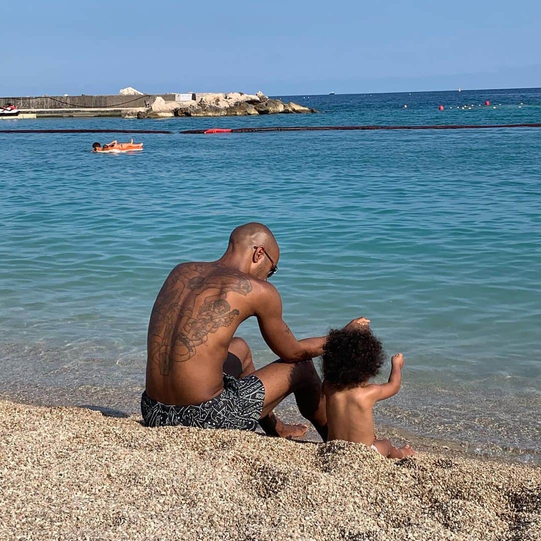 のインスタグラム：「Minha criança, minha joia, minha vida, meu amor ❤️ #princesinha #praia #familia #amor #eterno #gratidao #saude」
