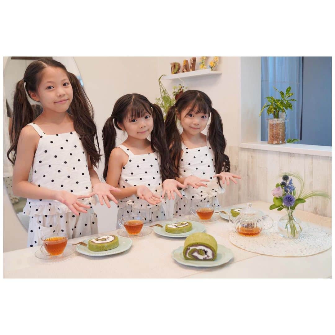 Yukiさんのインスタグラム写真 - (YukiInstagram)「三姉妹は学校から帰ってくると、  ただいま〜✩.*˚  からのうがい、手洗い、 そしておやつ〜のながれが毎日のお決まりになってます(o^^o)  双子ちゃんのまだまだ重さに慣れていないランドセル姿はいつ見ても愛おしい🥺✨  抹茶が大好きな三姉妹は花園万頭 さんの花園ロールがすっごく美味しくて嬉しそう✨  子供は食べたらすぐに復活するので面白い🥰✨  @hanazonomanjyu さんでは フォロー&いいねでチーズケーキのプレゼントキャンペーン中👀✨✨  花園万頭オンラインショップから購入できます☺️💕  両親にも喜んでもらえそうな上品な味なので両家にプレゼントしようかな☺️✨  ストーリーにも詳細を載せますね☺️💕  #花園万頭 #はなぞのまんじゅう #hanazonomanjyu #和菓子 #花園ロール #PR  #三姉妹 #双子 #和菓子大好き #ぬれ甘なつと #ギフト #おうち時間」7月30日 22時15分 - yukikuu96