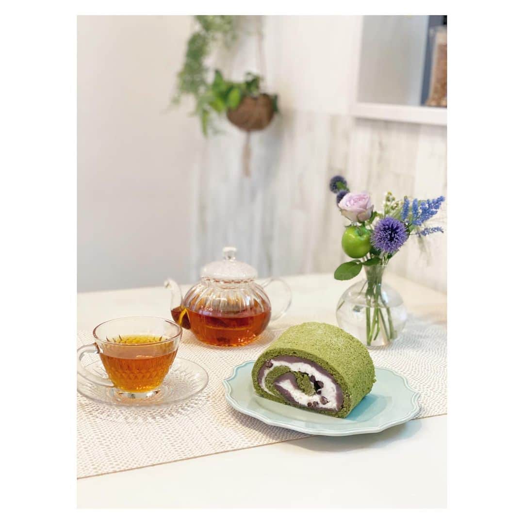 Yukiさんのインスタグラム写真 - (YukiInstagram)「三姉妹は学校から帰ってくると、  ただいま〜✩.*˚  からのうがい、手洗い、 そしておやつ〜のながれが毎日のお決まりになってます(o^^o)  双子ちゃんのまだまだ重さに慣れていないランドセル姿はいつ見ても愛おしい🥺✨  抹茶が大好きな三姉妹は花園万頭 さんの花園ロールがすっごく美味しくて嬉しそう✨  子供は食べたらすぐに復活するので面白い🥰✨  @hanazonomanjyu さんでは フォロー&いいねでチーズケーキのプレゼントキャンペーン中👀✨✨  花園万頭オンラインショップから購入できます☺️💕  両親にも喜んでもらえそうな上品な味なので両家にプレゼントしようかな☺️✨  ストーリーにも詳細を載せますね☺️💕  #花園万頭 #はなぞのまんじゅう #hanazonomanjyu #和菓子 #花園ロール #PR  #三姉妹 #双子 #和菓子大好き #ぬれ甘なつと #ギフト #おうち時間」7月30日 22時15分 - yukikuu96