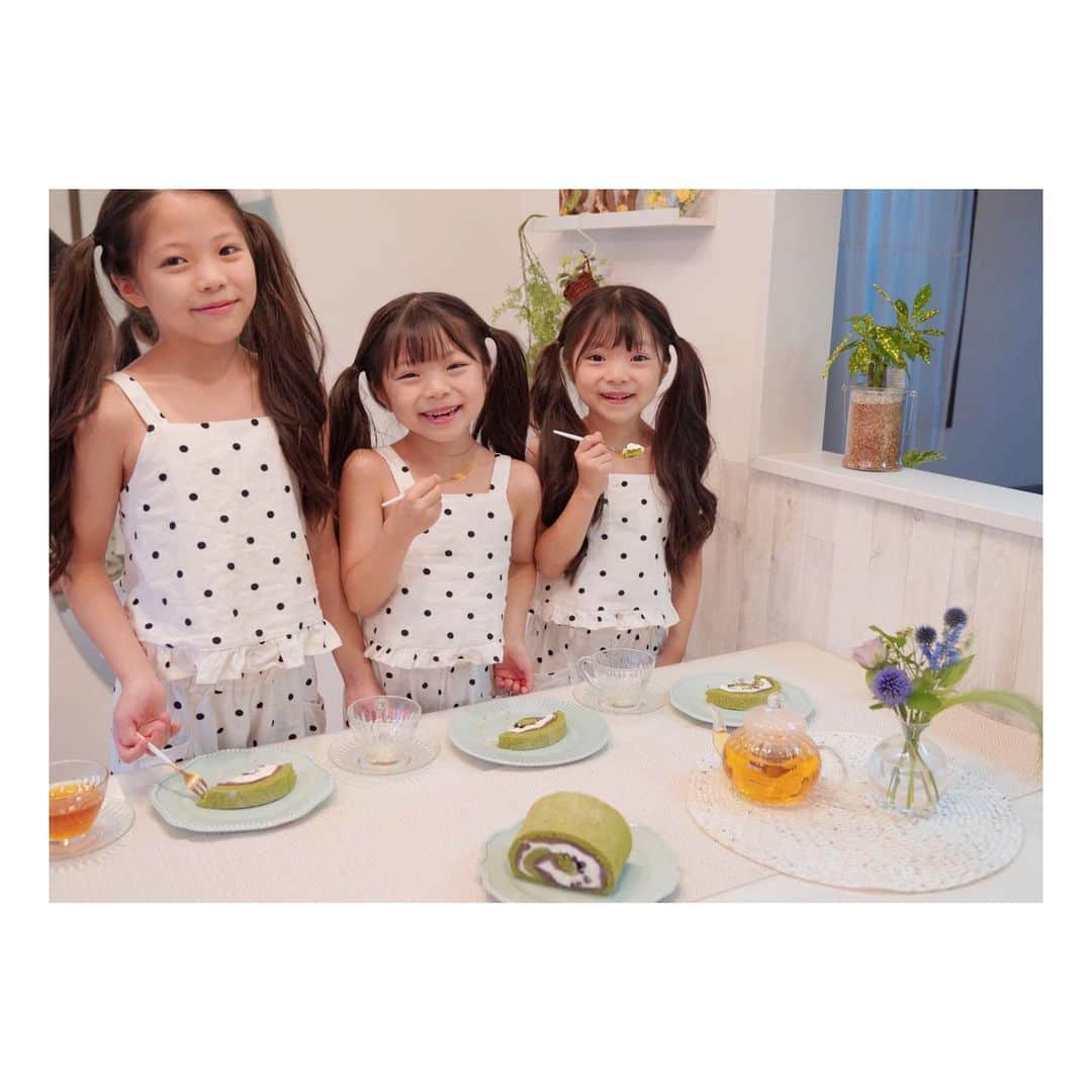 Yukiさんのインスタグラム写真 - (YukiInstagram)「三姉妹は学校から帰ってくると、  ただいま〜✩.*˚  からのうがい、手洗い、 そしておやつ〜のながれが毎日のお決まりになってます(o^^o)  双子ちゃんのまだまだ重さに慣れていないランドセル姿はいつ見ても愛おしい🥺✨  抹茶が大好きな三姉妹は花園万頭 さんの花園ロールがすっごく美味しくて嬉しそう✨  子供は食べたらすぐに復活するので面白い🥰✨  @hanazonomanjyu さんでは フォロー&いいねでチーズケーキのプレゼントキャンペーン中👀✨✨  花園万頭オンラインショップから購入できます☺️💕  両親にも喜んでもらえそうな上品な味なので両家にプレゼントしようかな☺️✨  ストーリーにも詳細を載せますね☺️💕  #花園万頭 #はなぞのまんじゅう #hanazonomanjyu #和菓子 #花園ロール #PR  #三姉妹 #双子 #和菓子大好き #ぬれ甘なつと #ギフト #おうち時間」7月30日 22時15分 - yukikuu96