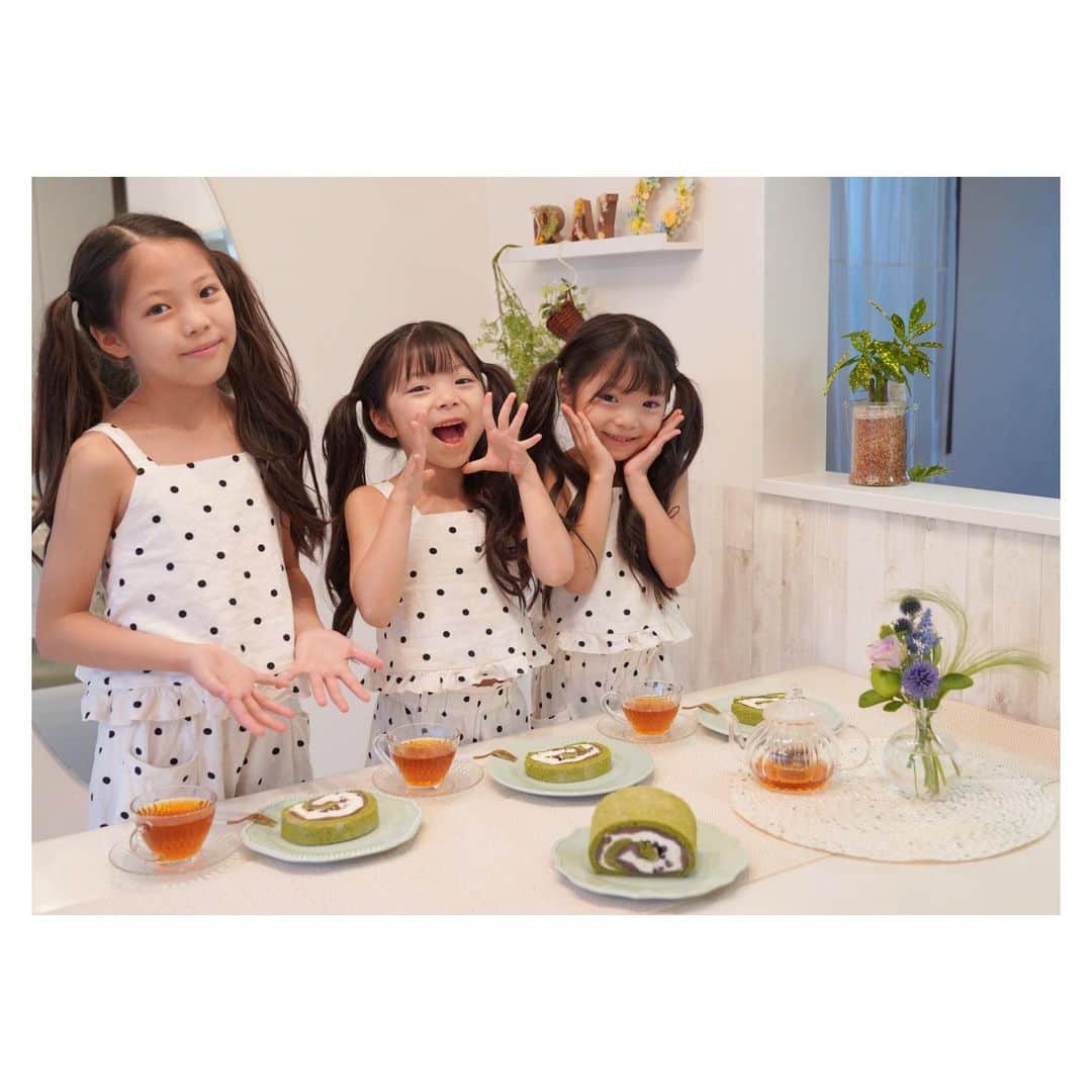 Yukiさんのインスタグラム写真 - (YukiInstagram)「三姉妹は学校から帰ってくると、  ただいま〜✩.*˚  からのうがい、手洗い、 そしておやつ〜のながれが毎日のお決まりになってます(o^^o)  双子ちゃんのまだまだ重さに慣れていないランドセル姿はいつ見ても愛おしい🥺✨  抹茶が大好きな三姉妹は花園万頭 さんの花園ロールがすっごく美味しくて嬉しそう✨  子供は食べたらすぐに復活するので面白い🥰✨  @hanazonomanjyu さんでは フォロー&いいねでチーズケーキのプレゼントキャンペーン中👀✨✨  花園万頭オンラインショップから購入できます☺️💕  両親にも喜んでもらえそうな上品な味なので両家にプレゼントしようかな☺️✨  ストーリーにも詳細を載せますね☺️💕  #花園万頭 #はなぞのまんじゅう #hanazonomanjyu #和菓子 #花園ロール #PR  #三姉妹 #双子 #和菓子大好き #ぬれ甘なつと #ギフト #おうち時間」7月30日 22時15分 - yukikuu96