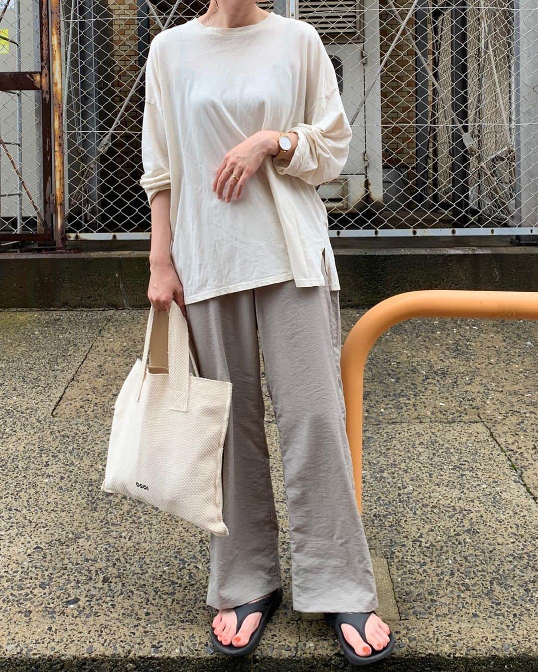 のインスタグラム：「﻿ 　﻿ 先日のコーデ🌿﻿ ﻿ パンツはLEPSIMの☝️﻿ すっきりしててキレイです💕﻿ ﻿ この日は微妙なお天気で長袖で良かったけど﻿ 今日は暑かった〜😳﻿ ﻿ ﻿ ﻿ ﻿ やっと福岡も梅雨明けて﻿ 短い夏を気を付けながら楽しみたいです🍉🍉﻿ ﻿ ﻿ ﻿ #ファッション#コーデ#コーディネート#fashion #coordinate #code #オシャレ #ootd #outfit #wear#lepsim#レプシィム」