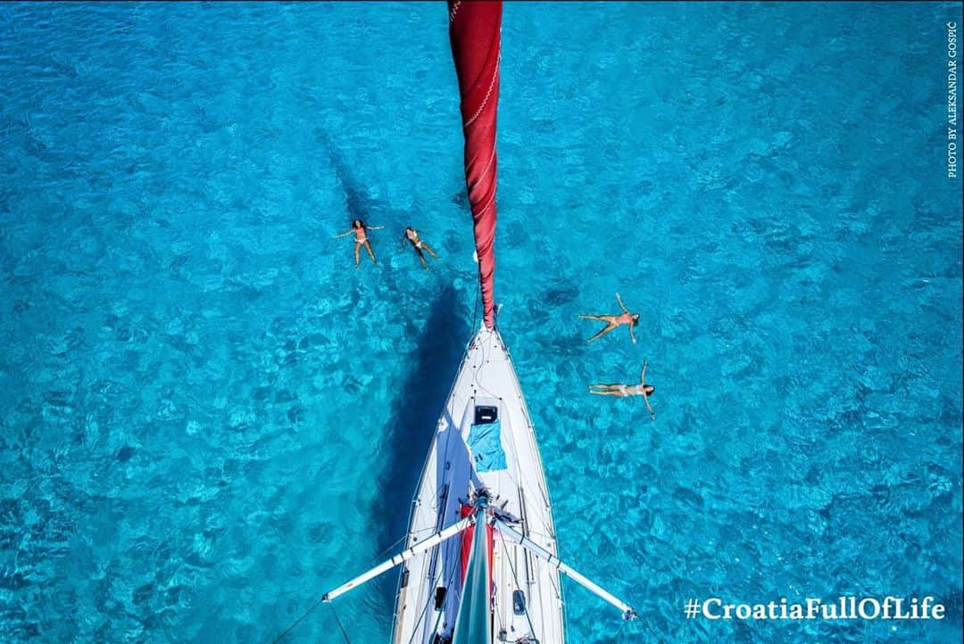 マリン・チリッチさんのインスタグラム写真 - (マリン・チリッチInstagram)「Nothing beats cooling off in these clear blue waters after a grueling training session. 😃 🤩 Who else wouldn’t mind diving in? ☀️🌊 🙋‍♀️🙋‍♂️ #EnjoyTheViewFromCroatia」7月30日 22時08分 - marincilic