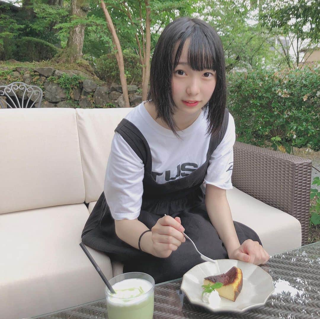 三宅ゆりあのインスタグラム：「哲学の道にあるカフェに行ってきました！！  テラス席で緑いっぱい囲まれてのカフェタイム！😉  ゆりあはチーズケーキと抹茶ラテを食べたよ！メニュー全部美味しそうでもっとたべたかったーー  おすすめです！！！  #京都 #kyoto #japan  #哲学の道 #銀閣寺   #riversidecafegreenterrace  #京都カフェ #カフェ #カフェ巡り #チーズケーキ #抹茶ラテ   #nmb48 #teamb2 #ljc  #三宅ゆりあ #ゆりあと京都散歩」