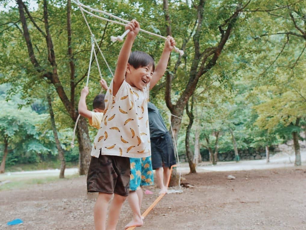 高橋菜摘のインスタグラム：「キャンプ記録_φ(･_･🏕 溜まりに溜まってる。 . ここは #ウェルキャンプ西丹沢  山の中でどう遊ぶかを 試されるようなこの場所。 ひろーいひろーい山なの🏔 川あり釣り堀あり公園っぽいのあり。 . 今回の目的は蛍🧡 目的といっても当日予約🤣 仲良し家族と2週間ぶりCAMP♡w . 実は2年前くらいに この近くの旅館に泊まった時 蛍がたくさん観れるよと聞いて 夜ドライブで観に来たのがここ。 この時代にここまで蛍が居るのかと 本当に衝撃が走っていつかここで 必ずキャンプすると誓った場所。 子供の頃からずーっと 蛍探しが大好きな私が興奮する程 その日400〜500匹の蛍が見れました。 是非来年蛍見に行ってください🤍 最後に載せた動画 カエルの音もいいよね🐸 . そして翌日は天気予報が変わり まさかの大雨の目覚め。 子供の頃テントで聴く雨の音 意外と好きだったんだけど よく考えたら大人って雨の中で 撤収が待ってるんだね🤣笑 浸水しそうなほどだったので カッパ・・あ、レインコートw 着て大慌てで撤収しました☔️ 帰ってきて大人ぐったり💭 もう梅雨キャンはしばらくやめます🤣 翌日実家のお庭にもう一度 テント張る羽目になりました。 雨食らった時のテントの乾かし方 どうしてますか？🏕 . . . #キャンプ #グルキャン #ファミキャン #友達家族　 #ファミリーキャンプ #テント #梅雨 #蛍 #男の子育児  #西丹沢 #丹沢 #家族 #スラックラインのある生活　 #スラックライン #アウトドア #親友 #梅雨の過ごし方」