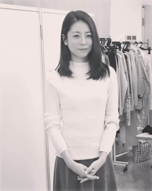 黒坂真美さんのインスタグラム写真 - (黒坂真美Instagram)「. 衣装合わせの日でございます～🧡 Fitting dayでございます～♡ . 衣装をぼんやり白黒でごまかしてみました🤭 . いつもこんな風にシーン毎に実際着てみて、 役のイメージやサイズのお直しなど監督やプロデューサーのみなさんとチェックしていますよ🙆 . #黒坂真美 #kurosakamami  #tvdrama #fitting #womensupportingwomen  #womenpowerment Nominated by @soshiteriko ❤️ #🧡 #🇯🇵」7月30日 22時24分 - mamikurosaka_official