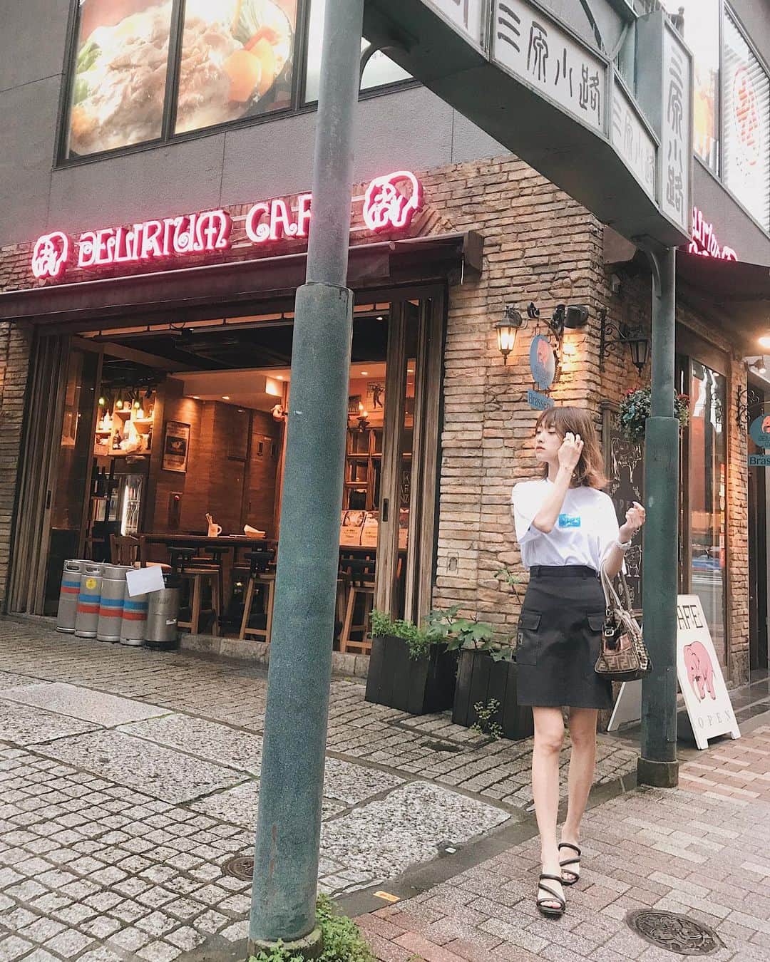 のインスタグラム：「FENDIおばさん🦉  Tops @numeroventuno  Skirt @fendi  Bag @fendi  Shoes @gu_global   #ootd#fendi#nmeroventuno#n21#gu#skirt#2020#wear#outfit#tshirt#outfitoftheday#フェンディ#フェンディバッグ #スカートコーデ#コーデ#ヘアアレンジ#モノトーンコーデ#シンプルコーデ」