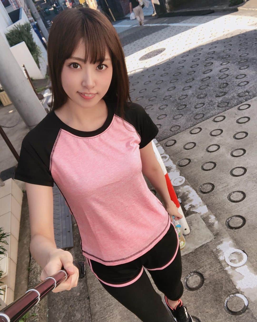 紗雪のインスタグラム：「. ちょっと久々の投稿になってしまった。 . . 最近暑くなってきて外出て運動が つらい季節になってきましたね〜 . 日焼けもしたくないから 家で筋トレしてるよ！ . ちなみにこの写真は YouTubeで階段ダッシュ企画 をしたときに撮ったもので、 私は肉離れのためタイムキーパーしてました (けど一応スポーツウェア着た) . . . .  #natural#自然光#黒髪#グラビアモデル#グラドル#cosplayer #cosplaygirl #followme#instafollowme」