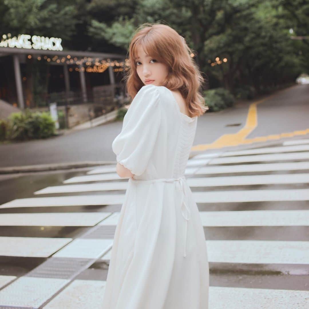 加藤玲奈のインスタグラム：「この前セルフヘアメイクで撮影をしました👱🏻‍♀️💄 今の髪の長さはふわふわに巻くのが好き💓」